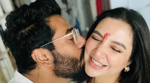 শুভশ্রীর ট্যাটুতে রাজের নাম, তবে পরিচালকের হাতে কার ছাপ?