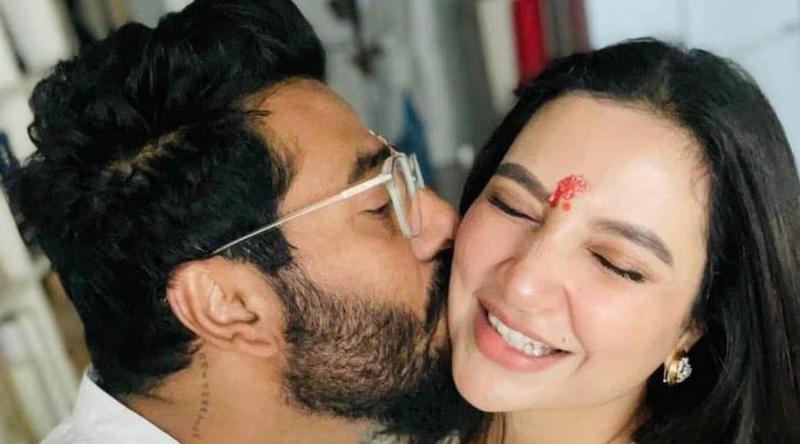 শুভশ্রীর ট্যাটুতে রাজের নাম, তবে পরিচালকের হাতে কার ছাপ?