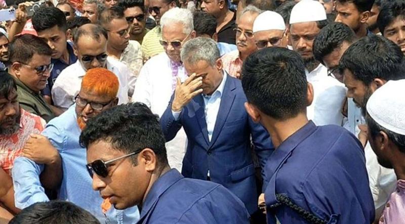 পটুয়াখালীর বাউফলে সেতু নির্মাণস্থল পরিদর্শনে গিয়ে বিক্ষোভের মুখে সেতুমন্ত্রী