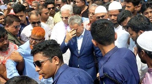 মঞ্চে প্রধানমন্ত্রীর ছবি না থাকায় হট্টগোল, তোপের মুখে ফিরে গেলেন সেতুমন্ত্রী