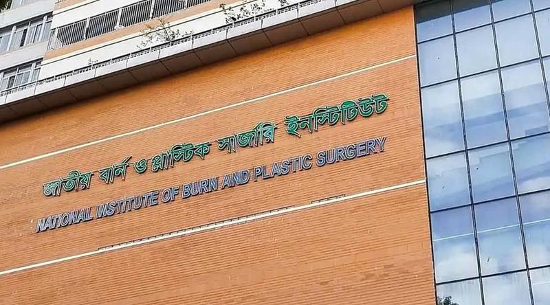 রাজধানীর ইস্টার্ন প্লাস শপিং কমপ্লেক্সে শর্ট সার্কিটে দগ্ধ ৪
