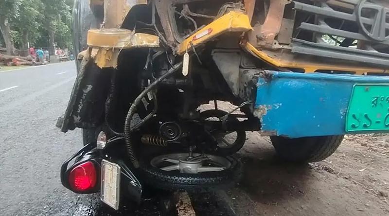 ট্রাকের চাকার নিচে মোটরসাইকেল, নিহত ৩