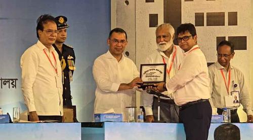বাবার স্মৃতি প্রধানমন্ত্রীর হাতে তুলে দিলেন গাজীপুরের ডিসি
