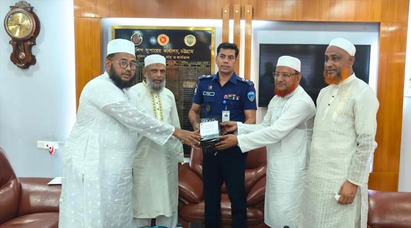 এসপি মাসুদকে ইসলামিক বই উপহার দিলেন জামায়াত নেতারা