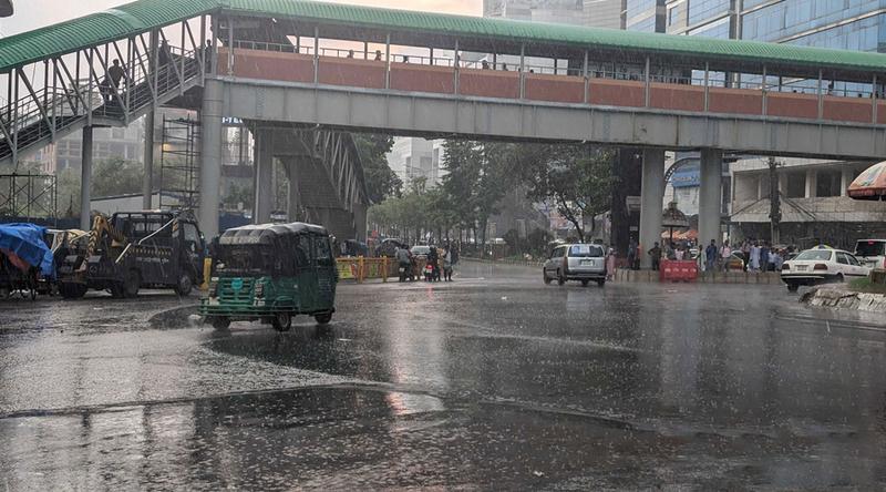 তীব্র গরমের পর রাজধানীতে স্বস্তির বৃষ্টি
