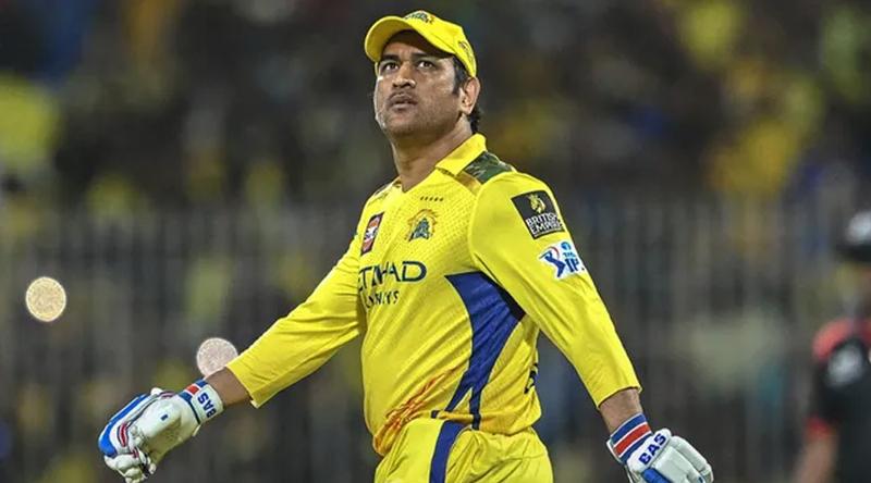 ধোনি কি অবসর নেবেন, কী বললেন চেন্নাই কোচ?