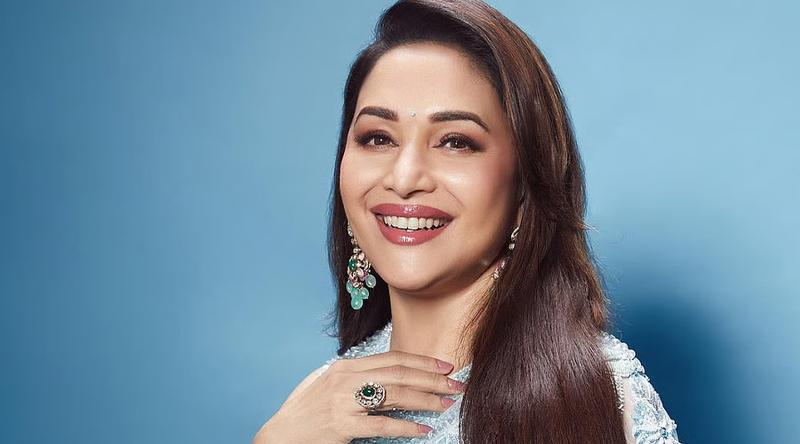‘পোশাক ধার করে শুটিং করেছিলেন মাধুরী’