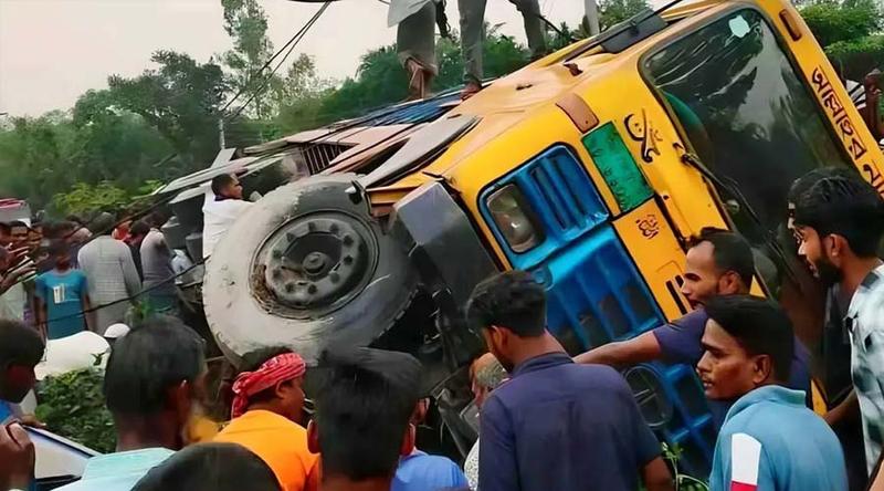 নীলফামারীতে ট্রাক-ভটভটি দুর্ঘটনায় প্রাণ গেল দুইজনের
