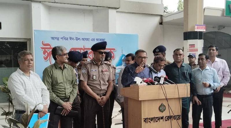 ট্রেনের ছাদে ভ্রমণ ঠেকাতে নেয়া হয়েছে বাড়তি ব্যবস্থা: রেল সচিব