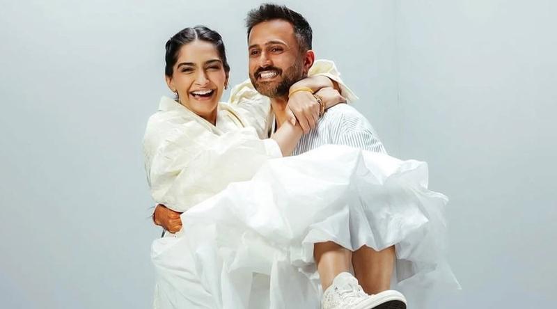 পরিচারকদের জন্য ৫১ কোটির ফ্ল্যাট কিনে বিতর্কে সোনম-আনন্দ!