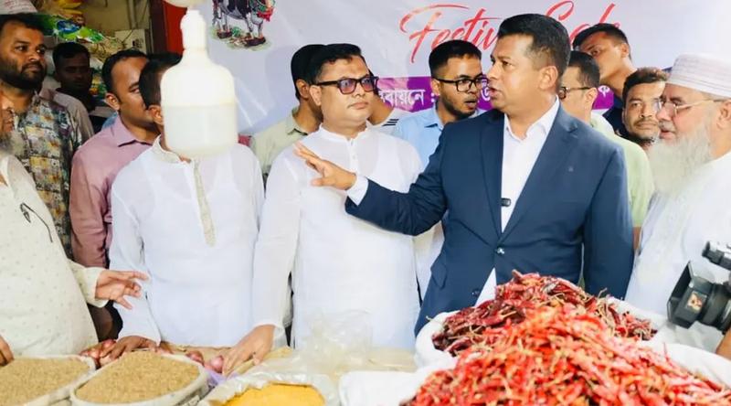নিত্যপণ্যের দাম কমিয়ে ‘উৎসব ছাড়’ সংস্কৃতি চালু করলেন ডিসি জাহিদ