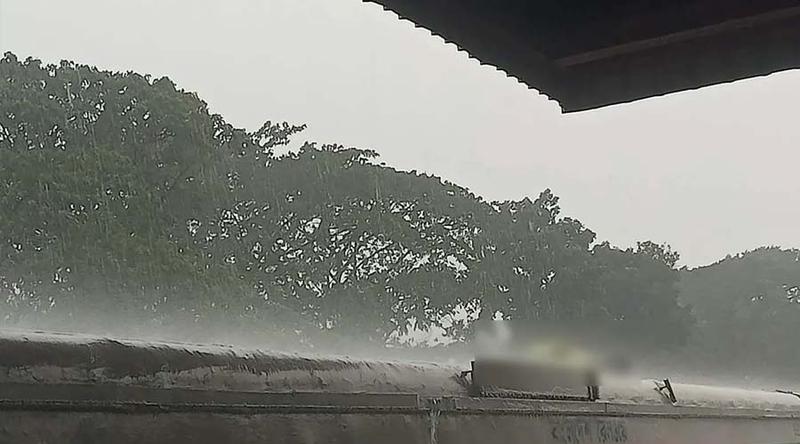ট্রেনের ছাদে বজ্রপাত, একজনের মৃত্যু