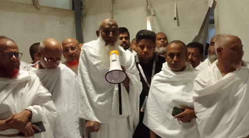 বাংলাদেশি হাজিদের জন্য বিশেষ ‘খাবার প্যাকেট’ বিতরণ
