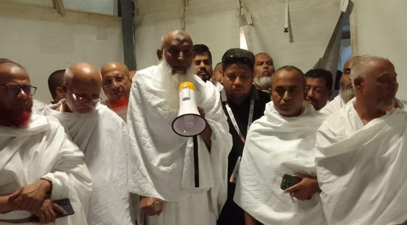 বাংলাদেশি হাজিদের জন্য বিশেষ ‘খাবার প্যাকেট’ বিতরণ
