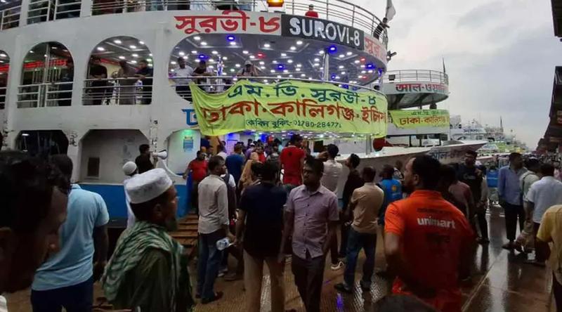 বৈরী আবহাওয়া উপেক্ষা করে নৌপথে ঈদযাত্রা