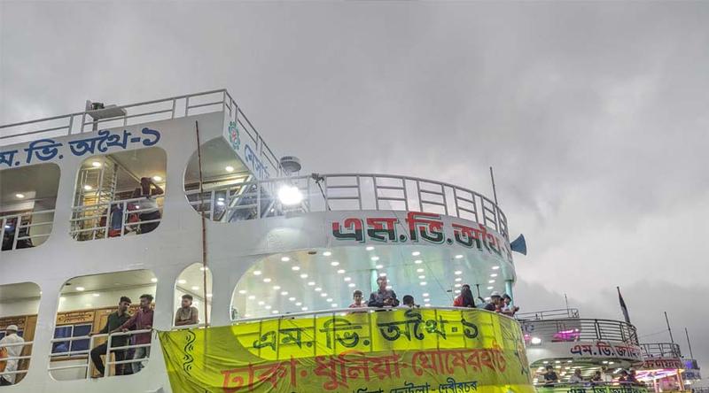 ভারী বৃষ্টিতে সদরঘাটে লঞ্চ চলাচল সাময়িক বন্ধ