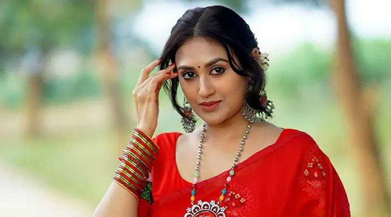 নিজের গানে নিজেই মডেল কুসুম শিকদার!