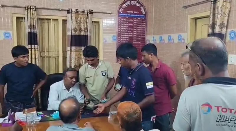 ঈদের ভিজিএফের ১০ কেজি চালের বদলে ৩০০ টাকা, ক্ষোভ উপকারভোগীদের