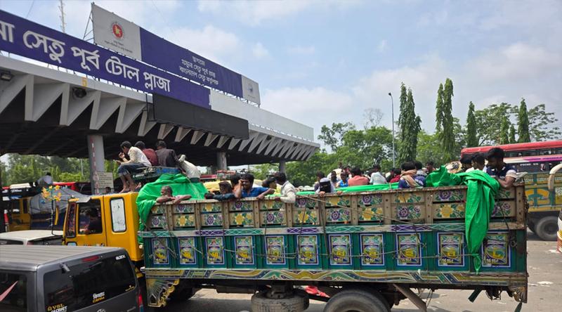 ঢাকা থেকে যমুনা সেতু পাড়ি দিতে লাগছে ১৪ ঘন্টা, ঈদযাত্রায় চরম ভোগান্তি