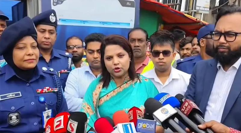 বাড়তি ভাড়া আদায় রুখতে ডিসি ফরিদার বাসস্ট্যান্ড পরিদর্শন