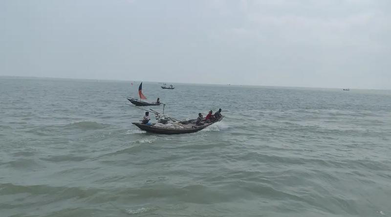 মেঘনা নদীতে আকস্মিক কালবৈশাখী ঝড়ে ডুবে গেল ৫ নৌকা