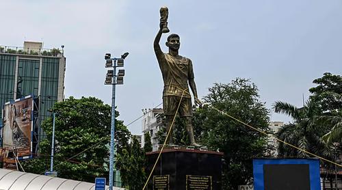 সরিয়ে ফেলা হচ্ছে কলকাতার মেসির ভাস্কর্য