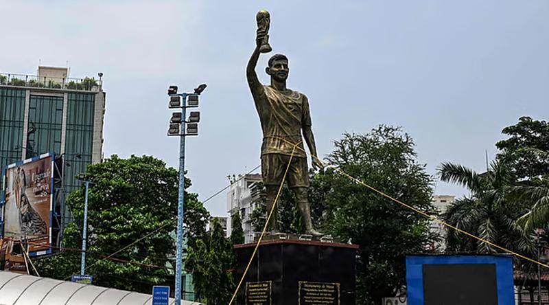 সরিয়ে ফেলা হচ্ছে কলকাতার মেসির ভাস্কর্য