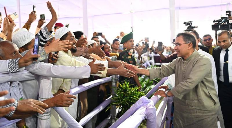 জাতীয় ঈদগাহে মুসল্লিদের সঙ্গে প্রধানমন্ত্রীর শুভেচ্ছা বিনিময়