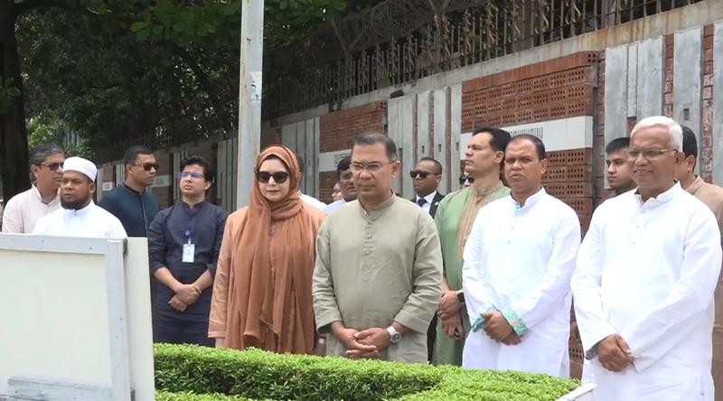 ছোট ভাইয়ের কবর জিয়ারত করলেন তারেক রহমান