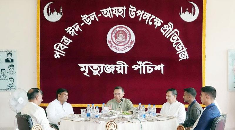 ঈদে সেনাসদস্যদের সঙ্গে প্রীতিভোজে প্রধানমন্ত্রী