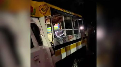 চট্টগ্রামে বাস-লেগুনার মুখোমুখি সংঘর্ষ, ব্যাপক হতাহতের শঙ্কা