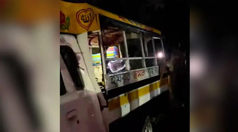 চট্টগ্রামে বাস-লেগুনার মুখোমুখি সংঘর্ষ, ব্যাপক হতাহতের শঙ্কা