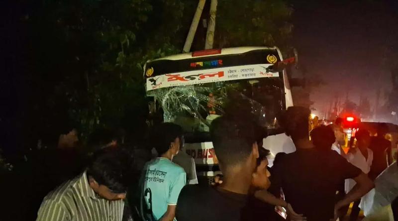 চট্টগ্রামে বাস-লেগুনার মুখোমুখি সংঘর্ষে নিহত ৩, আহত ২০