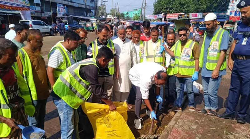 টাঙ্গাইলে কোরবানির বর্জ্য অপসারণে মাঠে নামলেন প্রতিমন্ত্রী টুকু