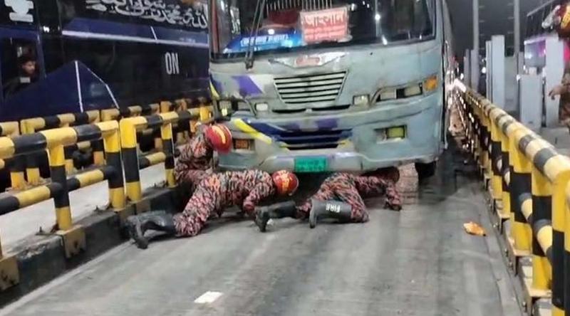 টোল প্লাজায় ত্রুটিযুক্ত চলন্ত বাসকে থামাতে গিয়ে হেলপার নিহত