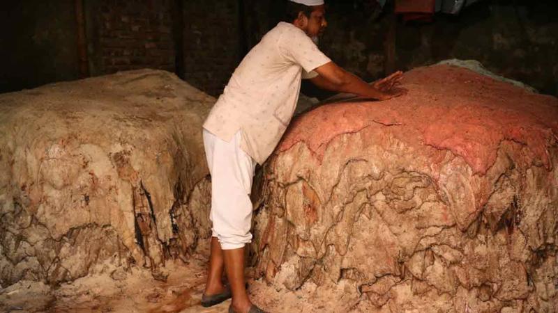 দুই হাজার টাকার চামড়া বিক্রি হচ্ছে ৫০০ টাকায়