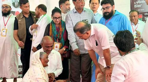 প্রধানমন্ত্রীকে পেয়ে প্রাণভরে দোয়া করলেন দৃষ্টিহীন নূরজাহান বেগম