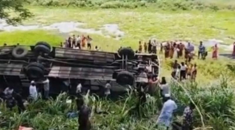 ঢাকা-খুলনা মহাসড়কে নিয়ন্ত্রণ হারিয়ে বাস উল্টে আহত অন্তত ২৫