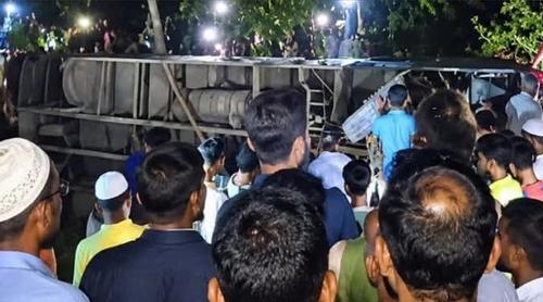 সাতক্ষীরায় লংমার্চফেরত বাস খাদে: নিহত ১, আহত অর্ধশতাধিক
