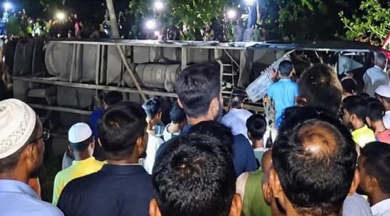 সাতক্ষীরায় লংমার্চফেরত বাস খাদে: নিহত ১, আহত অর্ধশতাধিক