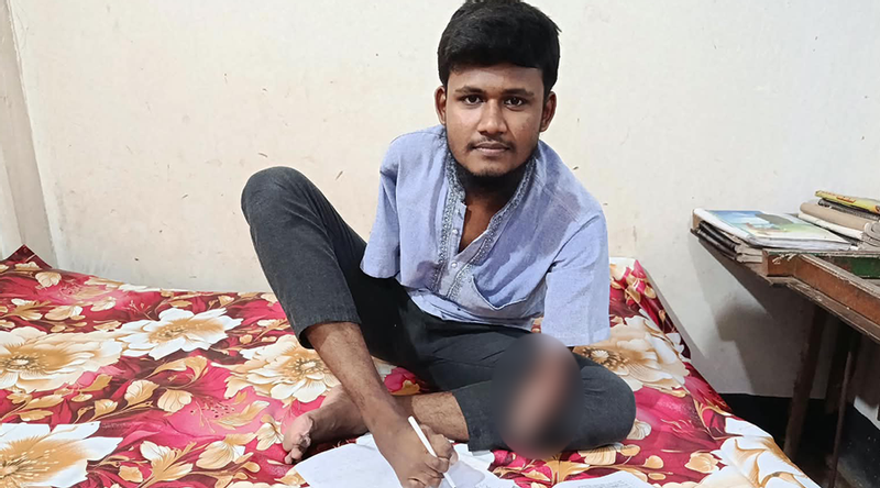 দুই হাত হারিয়েও থেমে যাননি রাব্বি, পা দিয়ে লিখে এইচএসসিতেও জিপিএ-৫