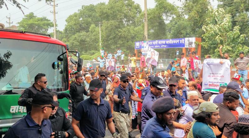 কুমিল্লা অতিক্রম করেছেন  প্রধানমন্ত্রীর গাড়ি বহর