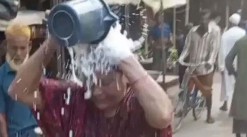 মেয়েকে তালাক করিয়ে প্রকাশ্য বাজারে দুধ দিয়ে গোসল মায়ের