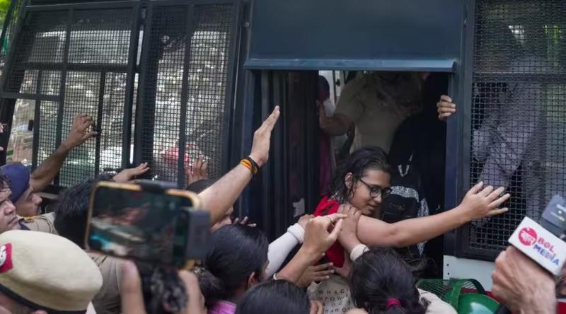 ভারতে প্রধান নির্বাচন কমিশনারের পদত্যাগের দাবিতে বিক্ষোভ, আটক ৭ শতাধিক