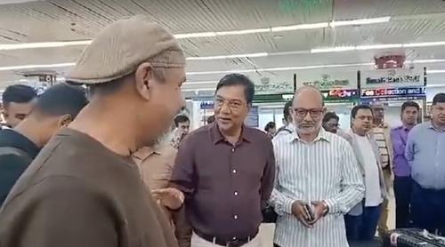 ১৫-২০ মিনিটের মধ্যে মিলছে লাগেজ, অহেতুক বিশৃঙ্খলা সৃষ্টি করতে চাইছে একটি গোষ্ঠী: বিমানমন্ত্রী