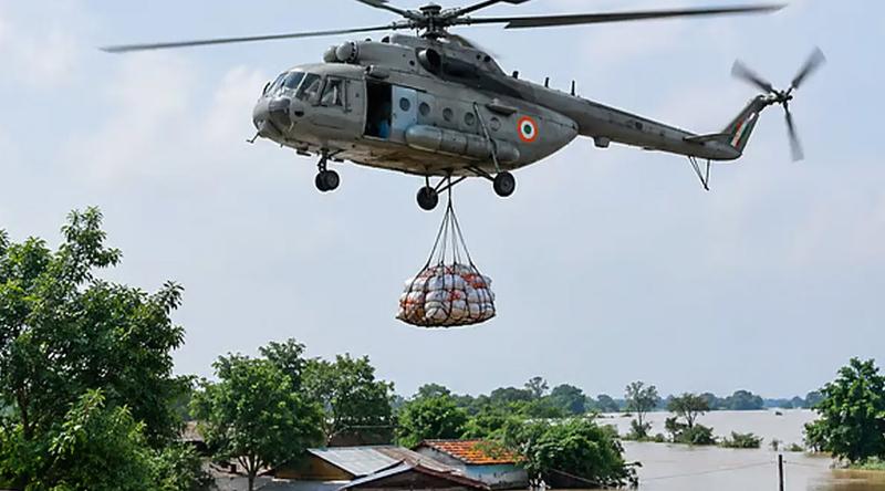 ভারতে বিমানবাহিনীর হেলিকপ্টার থেকে ফেলা ত্রাণ মাথায় পড়ে বৃদ্ধ নিহত