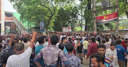 দাবি আদায়ে প্রেস ক্লাবের সামনে অটোচালকদের অবরোধ