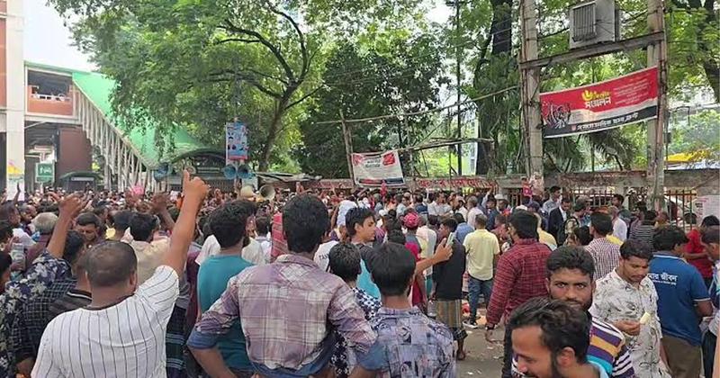 দাবি আদায়ে প্রেস ক্লাবের সামনে অটোচালকদের অবরোধ