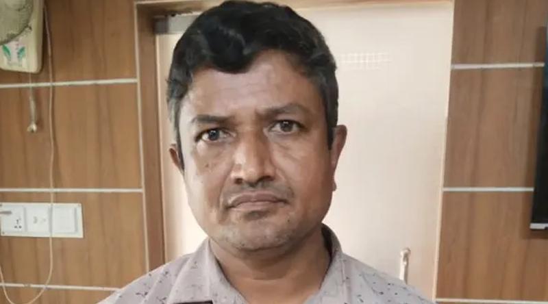 মানিকগঞ্জে বিশ্ব শিক্ষক দিবসের র‍্যালির ব্যানারে ‘শেখ হাসিনার বাংলাদেশ’ লেখার অভিযোগে প্রধান শিক্ষক আটক