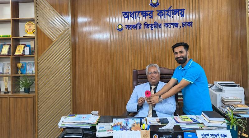 বিশ্ব শিক্ষক দিবসে তিতুমীর কলেজের শিক্ষকদের ফুলেল শুভেচ্ছা মাসুদ রানা পাটোয়ারীর